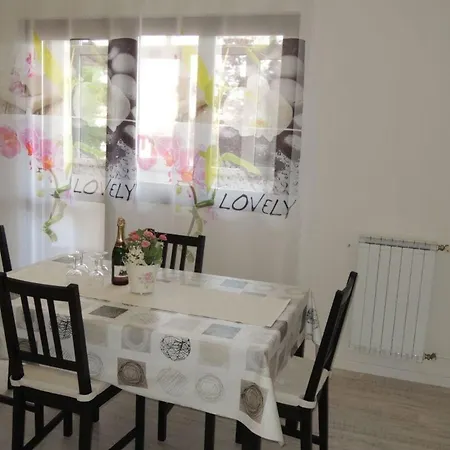 Apartment Ferienwohnung Rosmarin Mit Pool In Porec
